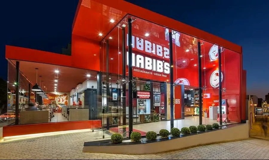 Fachada de uma unidade do Habib’s, marca controlada pelo Grupo Gennius, que entrou em recuperação judicial com dívida de R$ 265,2 milhões.