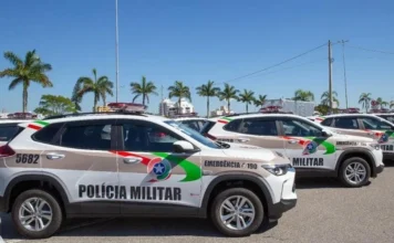 Homem é esfaqueado durante confraternização em Criciúma Viaturas da Polícia Militar de Santa Catarina em imagem ilustrativa de ocorrência envolvendo homem esfaqueado em Criciúma.