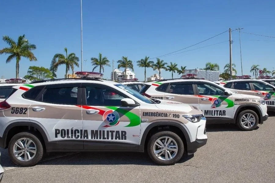 Viaturas da Polícia Militar de Santa Catarina em imagem ilustrativa de ocorrência envolvendo homem esfaqueado em Criciúma.