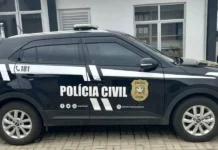 Homem é preso após atingir poste com família no carro Viatura da Polícia Civil de Santa Catarina usada como imagem ilustrativa em notícia sobre prisão por tentativa de feminicídio investigada em Maracajá.