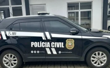 Homem é preso após atingir poste com família no carro Viatura da Polícia Civil de Santa Catarina usada como imagem ilustrativa em notícia sobre prisão por tentativa de feminicídio investigada em Maracajá.
