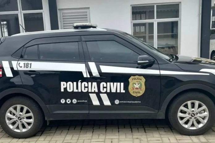 Homem é preso após atingir poste com família no carro Viatura da Polícia Civil de Santa Catarina usada como imagem ilustrativa em notícia sobre prisão por tentativa de feminicídio investigada em Maracajá.