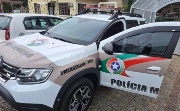 Homem é preso e objetos furtados são recuperados em Araranguá Viatura da Polícia Militar de Santa Catarina usada em ocorrência de furto com prisão de suspeito e recuperação de objetos em Araranguá.