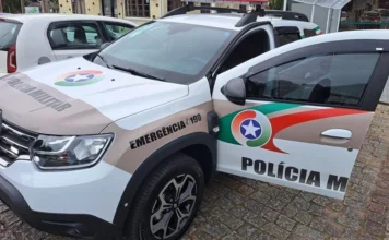 Homem é preso por tráfico de drogas em Balneário Rincão Viatura da Polícia Militar de Santa Catarina usada como imagem ilustrativa em notícia sobre prisão por tráfico de drogas em Balneário Rincão.