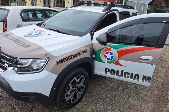 Homem é preso por tráfico de drogas em Balneário Rincão Viatura da Polícia Militar de Santa Catarina usada como imagem ilustrativa em notícia sobre prisão por tráfico de drogas em Balneário Rincão.