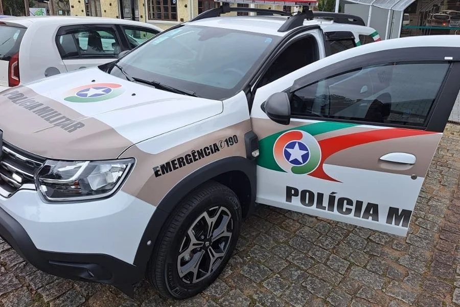 Homem é preso por tráfico de drogas em Balneário Rincão Viatura da Polícia Militar de Santa Catarina usada como imagem ilustrativa em notícia sobre prisão por tráfico de drogas em Balneário Rincão.