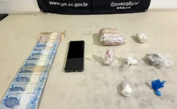 Homem é preso por tráfico de drogas em Sombrio Drogas, dinheiro e celular apreendidos pela Polícia Militar durante ocorrência de tráfico de drogas no bairro Retiro da União, em Sombrio.