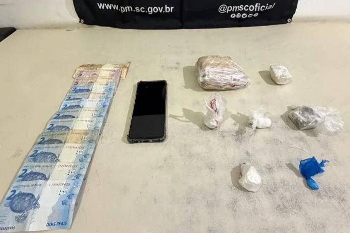 Homem é preso por tráfico de drogas em Sombrio Drogas, dinheiro e celular apreendidos pela Polícia Militar durante ocorrência de tráfico de drogas no bairro Retiro da União, em Sombrio.