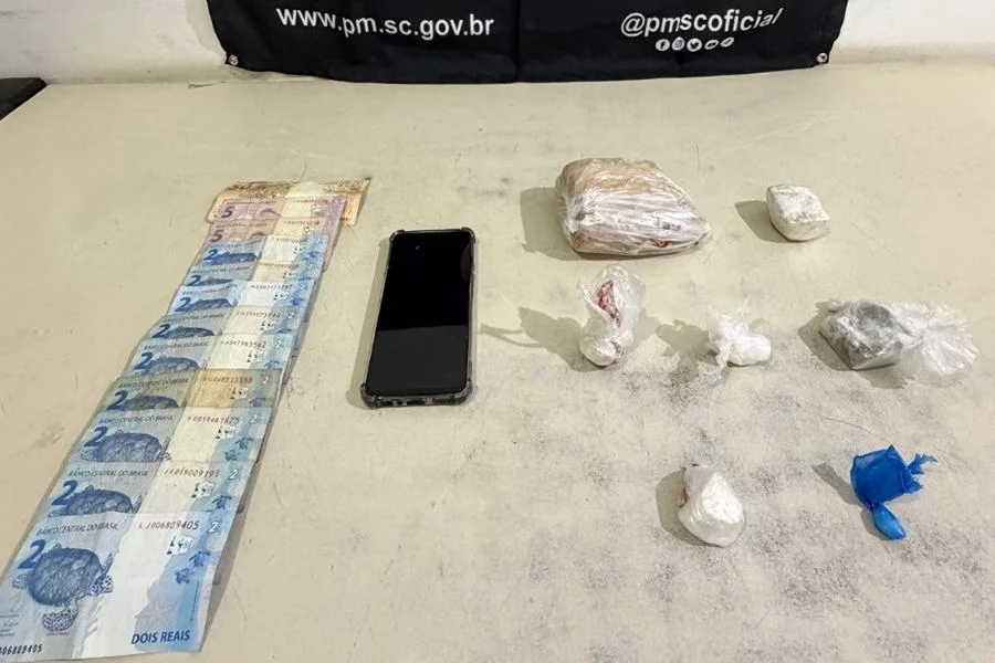 Homem é preso por tráfico de drogas em Sombrio Drogas, dinheiro e celular apreendidos pela Polícia Militar durante ocorrência de tráfico de drogas no bairro Retiro da União, em Sombrio.
