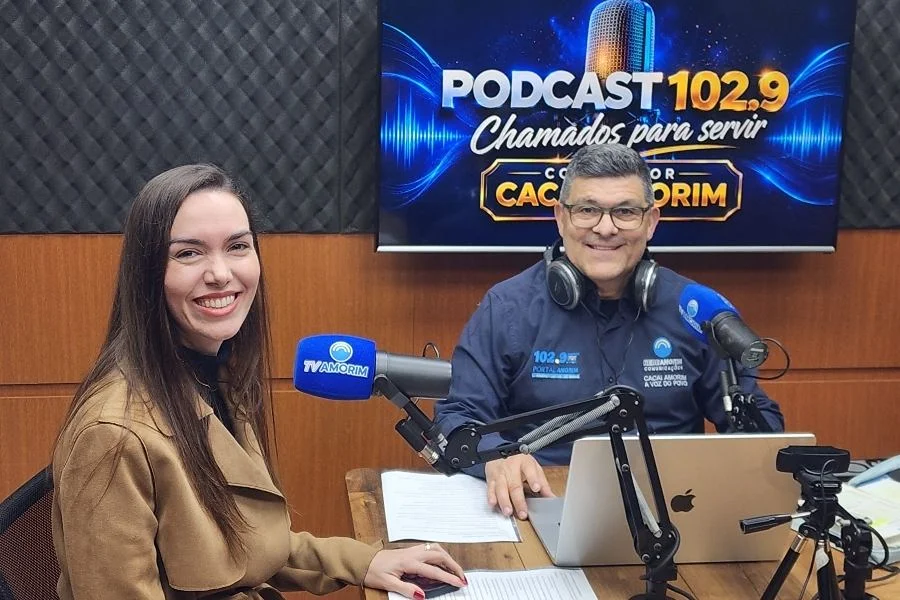 Igreja Verdade promove Conferência Frutificar em Araranguá Pastora Mariane Goerck Valiati durante entrevista sobre a Conferência Frutificar no podcast Chamados para Servir, da Rádio 102.9 FM.