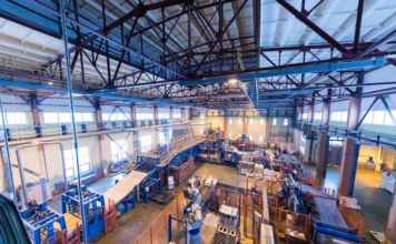 Indústria brasileira recua 1,8% em junho, aponta IBGE Interior de fábrica com máquinas e linhas de produção; indústria brasileira recuou 1,8% em junho, segundo o IBGE.