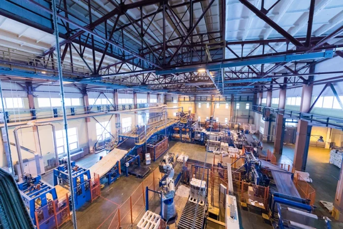 Indústria brasileira recua 1,8% em junho, aponta IBGE Interior de fábrica com máquinas e linhas de produção; indústria brasileira recuou 1,8% em junho, segundo o IBGE.