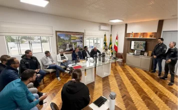 Jacinto Machado e Cambará avançam na ligação pela serra Representantes de Jacinto Machado e Cambará do Sul reunidos na Prefeitura para discutir a ligação viária pela Serra do Fundo Grande.