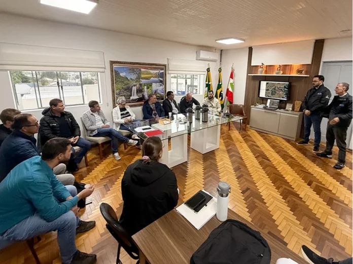 Jacinto Machado e Cambará avançam na ligação pela serra Representantes de Jacinto Machado e Cambará do Sul reunidos na Prefeitura para discutir a ligação viária pela Serra do Fundo Grande.