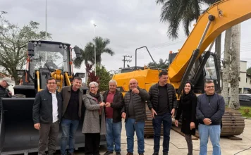 Jacinto Machado investe R$ 3,5 milhões em maquinários Autoridades municipais posam ao lado de escavadeira e máquinas entregues pela Prefeitura de Jacinto Machado para reforçar Obras e Agricultura.