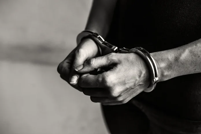 Justiça decreta prisão preventiva de suspeito em Araranguá Homem algemado em imagem ilustrativa sobre prisão preventiva de suspeito de agressão contra jovem em Araranguá.
