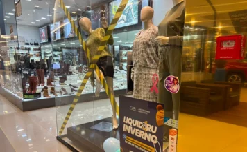 Liquidaru encerra sábado com lojas abertas até as 17h Vitrine de loja participante da Liquidaru de Inverno, campanha da CDL Araranguá com ofertas no comércio local.