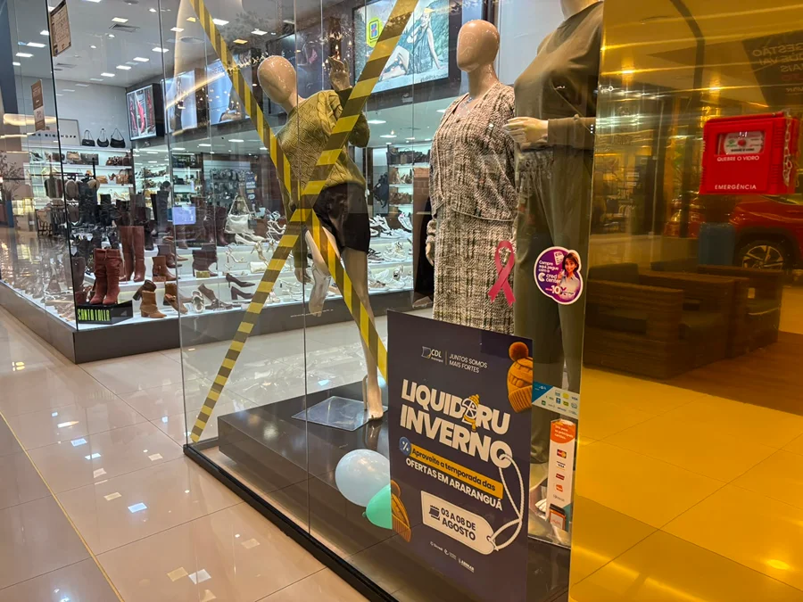 Liquidaru encerra sábado com lojas abertas até as 17h Vitrine de loja participante da Liquidaru de Inverno, campanha da CDL Araranguá com ofertas no comércio local.