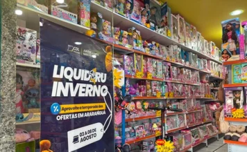 Liquidaru reúne mais de 200 lojas com ofertas em Araranguá Loja participante da Liquidaru em Araranguá com cartaz da campanha e prateleiras de brinquedos em promoção.