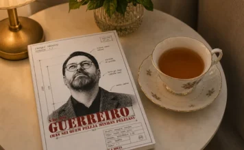 Livro sobre fé e recomeços será lançado em Sombrio Livro “Não Sou Guerreiro (Mas Sei Quem Peleja Minhas Peleias)”, de Franco Vasconcellos e Souza, sobre mesa ao lado de uma xícara de chá, obra que será lançada em Sombrio.