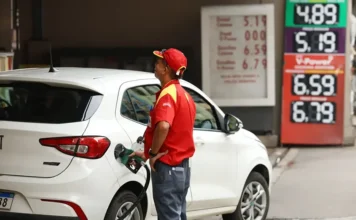 MPF questiona aumento de etanol na gasolina para 32% Frentista abastece carro em posto após aumento da mistura de etanol anidro na gasolina para 32%.