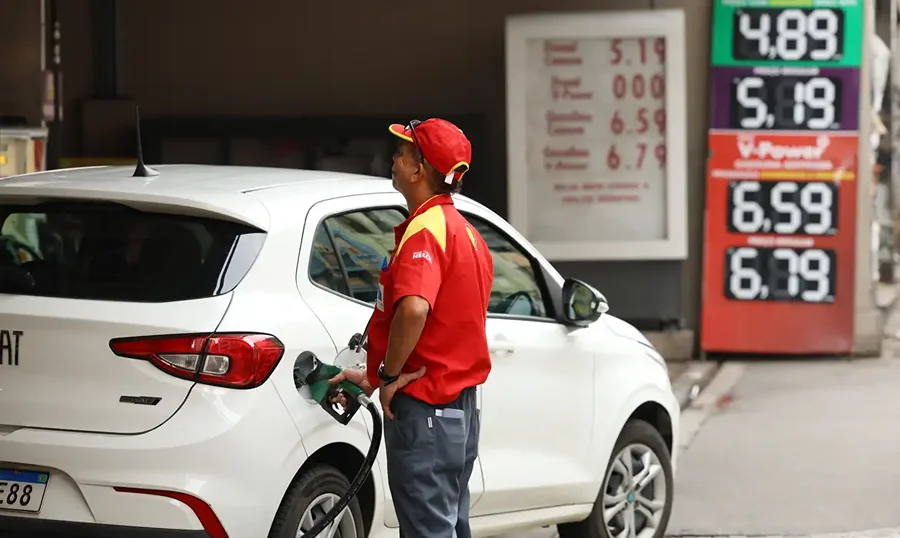 Frentista abastece carro em posto após aumento da mistura de etanol anidro na gasolina para 32%.