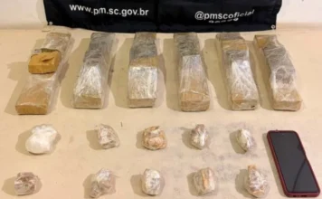 Mais de 6 kg de maconha são apreendidos em Sombrio Drogas apreendidas pela Polícia Militar em Sombrio, incluindo mais de 6 quilos de maconha, cocaína, crack e um celular.
