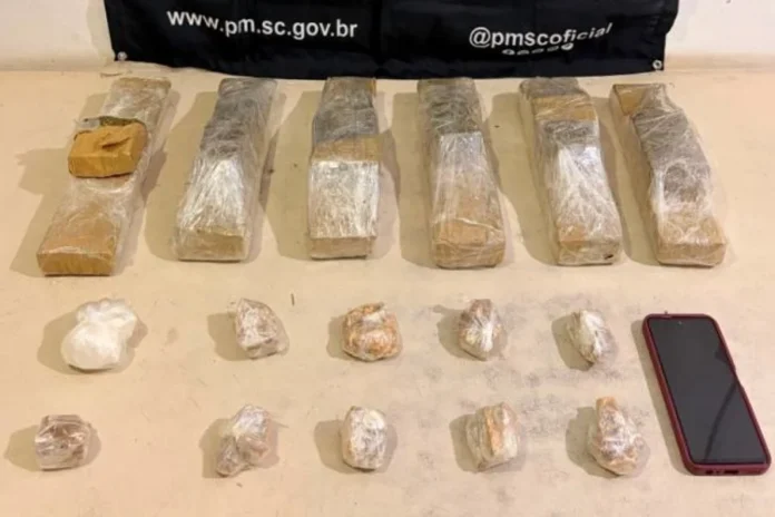 Mais de 6 kg de maconha são apreendidos em Sombrio Drogas apreendidas pela Polícia Militar em Sombrio, incluindo mais de 6 quilos de maconha, cocaína, crack e um celular.