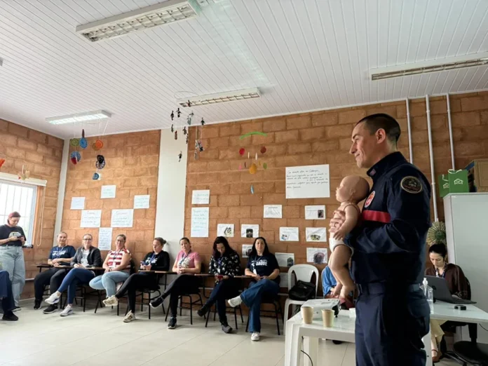 Mamaço orienta mães sobre amamentação em Cocal do Sul Bombeiro militar demonstra manobra de desengasgo em bebê com boneco durante o Mamaço do Agosto Dourado em Cocal do Sul.