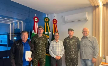 Maracajá poderá sediar base do Exército em calamidades Prefeito Aníbal Brambila, representantes do Exército Brasileiro e membros da Prefeitura de Maracajá em reunião sobre base operacional para calamidades.