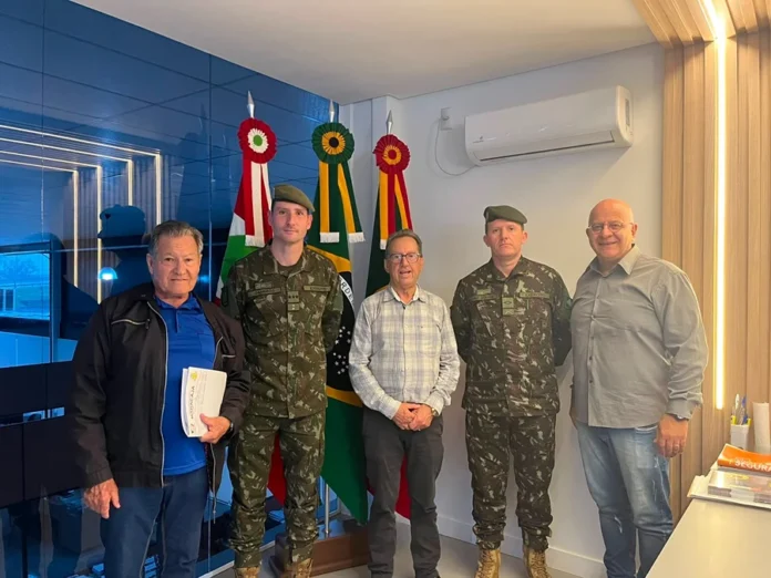 Maracajá poderá sediar base do Exército em calamidades Prefeito Aníbal Brambila, representantes do Exército Brasileiro e membros da Prefeitura de Maracajá em reunião sobre base operacional para calamidades.