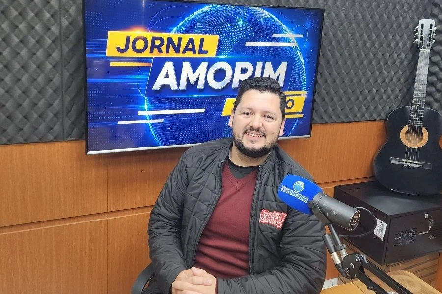 Cleiton Cardoso, consultor óptico do Mercadão dos Óculos, durante entrevista sobre saúde visual infantil em Sombrio.