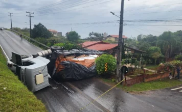 Moradora escapa por minutos após caminhão atingir casa Caminhão carregado com polietileno tombado após atingir residência na Rua Quintiliano Raupp, no bairro Raizeira, em Sombrio.