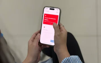 Morro da Fumaça lança atendimento médico online 24h Moradora acessa o MF TeleSaúde pelo celular para receber atendimento médico online 24 horas em Morro da Fumaça.