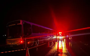 Motociclista de 21 anos morre em acidente em Forquilhinha Ônibus e viaturas de emergência no atendimento ao acidente que matou motociclista de 21 anos em Forquilhinha.