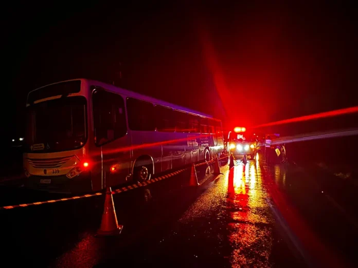 Motociclista de 21 anos morre em acidente em Forquilhinha Ônibus e viaturas de emergência no atendimento ao acidente que matou motociclista de 21 anos em Forquilhinha.