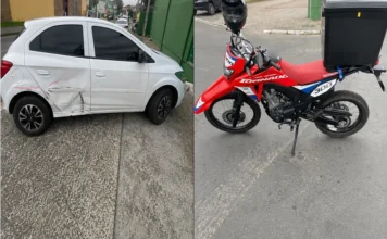 Motociclista fica ferido em colisão em Criciúma Carro Chevrolet Onix danificado e motocicleta Honda XRE 300 após colisão no bairro Pinheirinho, em Criciúma.