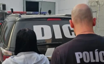 Mulher condenada por tráfico é presa em Garopaba Mulher condenada por tráfico de drogas é conduzida pela Polícia Civil após ser presa em Garopaba, Santa Catarina.