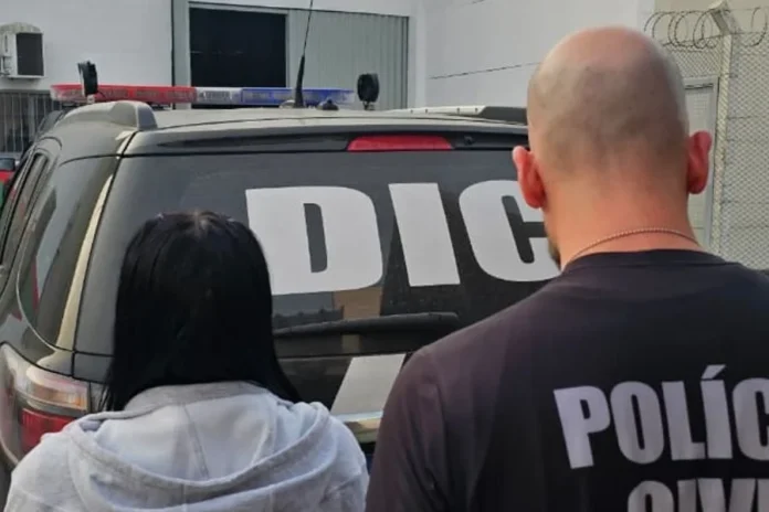 Mulher condenada por tráfico é presa em Garopaba Mulher condenada por tráfico de drogas é conduzida pela Polícia Civil após ser presa em Garopaba, Santa Catarina.