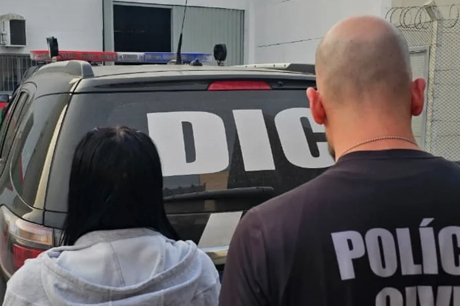 Mulher condenada por tráfico de drogas é conduzida pela Polícia Civil após ser presa em Garopaba, Santa Catarina.