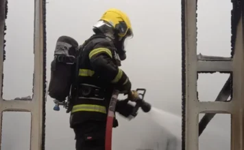 Mulher é encontrada durante incêndio em casa em Araranguá Bombeiro combate incêndio em residência no bairro Lagoão, em Araranguá, durante ocorrência que mobilizou o CBMSC.