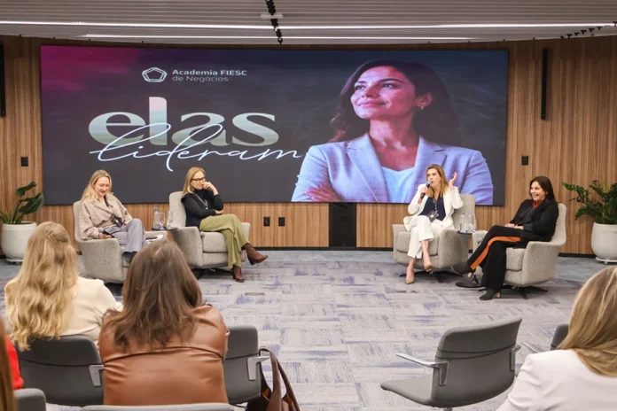 Mulheres avançam em cargos de liderança na indústria de SC Mulheres participam de painel do evento Elas Lideram, da Academia FIESC de Negócios, sobre liderança feminina na indústria em Florianópolis.