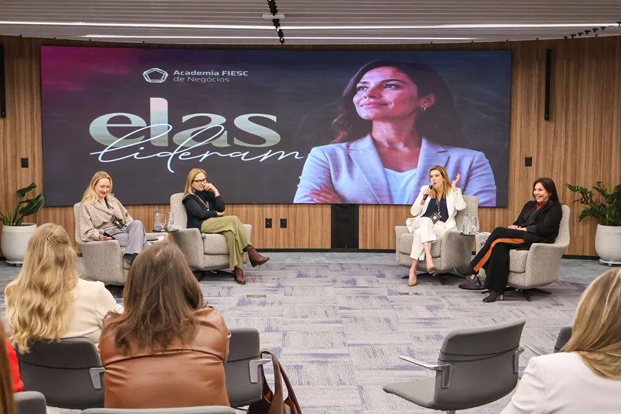 Mulheres avançam em cargos de liderança na indústria de SC Mulheres participam de painel do evento Elas Lideram, da Academia FIESC de Negócios, sobre liderança feminina na indústria em Florianópolis.