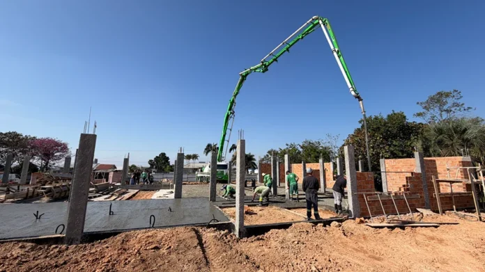 Nova Câmara de Morro da Fumaça recebe contrapiso e paredes Obras da nova sede da Câmara de Vereadores de Morro da Fumaça avançam com concretagem, alvenaria e estrutura dos ambientes.