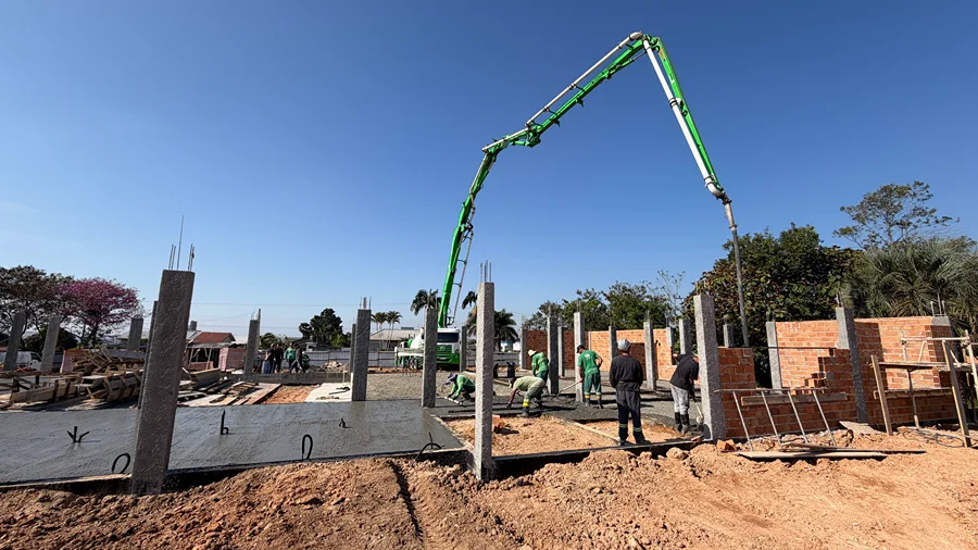 Obras da nova sede da Câmara de Vereadores de Morro da Fumaça avançam com concretagem, alvenaria e estrutura dos ambientes.