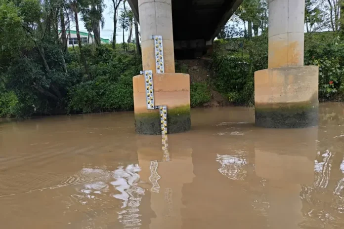 Nova-regua-monitoramento-rio-Ararangua-900x600 Régua de medição instalada pela Defesa Civil na Ponte Giacomo Mazzuco, no bairro Barranca, em Araranguá, para monitorar o nível do Rio Araranguá.