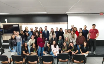 Nutrição da Unesc abre semestre com palestra em Araranguá Acadêmicos, egressos e profissionais reunidos após palestra sobre comportamento alimentar na Unesc Araranguá.