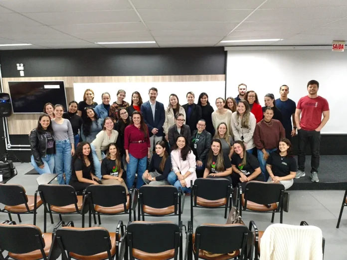 Nutrição da Unesc abre semestre com palestra em Araranguá Acadêmicos, egressos e profissionais reunidos após palestra sobre comportamento alimentar na Unesc Araranguá.
