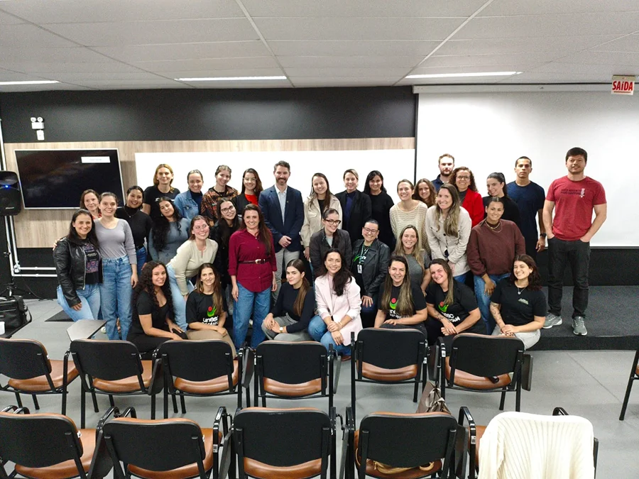 Acadêmicos, egressos e profissionais reunidos após palestra sobre comportamento alimentar na Unesc Araranguá.