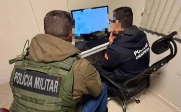 Operação mira abuso sexual infantojuvenil em Araranguá Agentes da Polícia Militar e da Polícia Científica analisam computador durante a Operação Digital Footprint, em Araranguá, contra abuso sexual infantojuvenil.